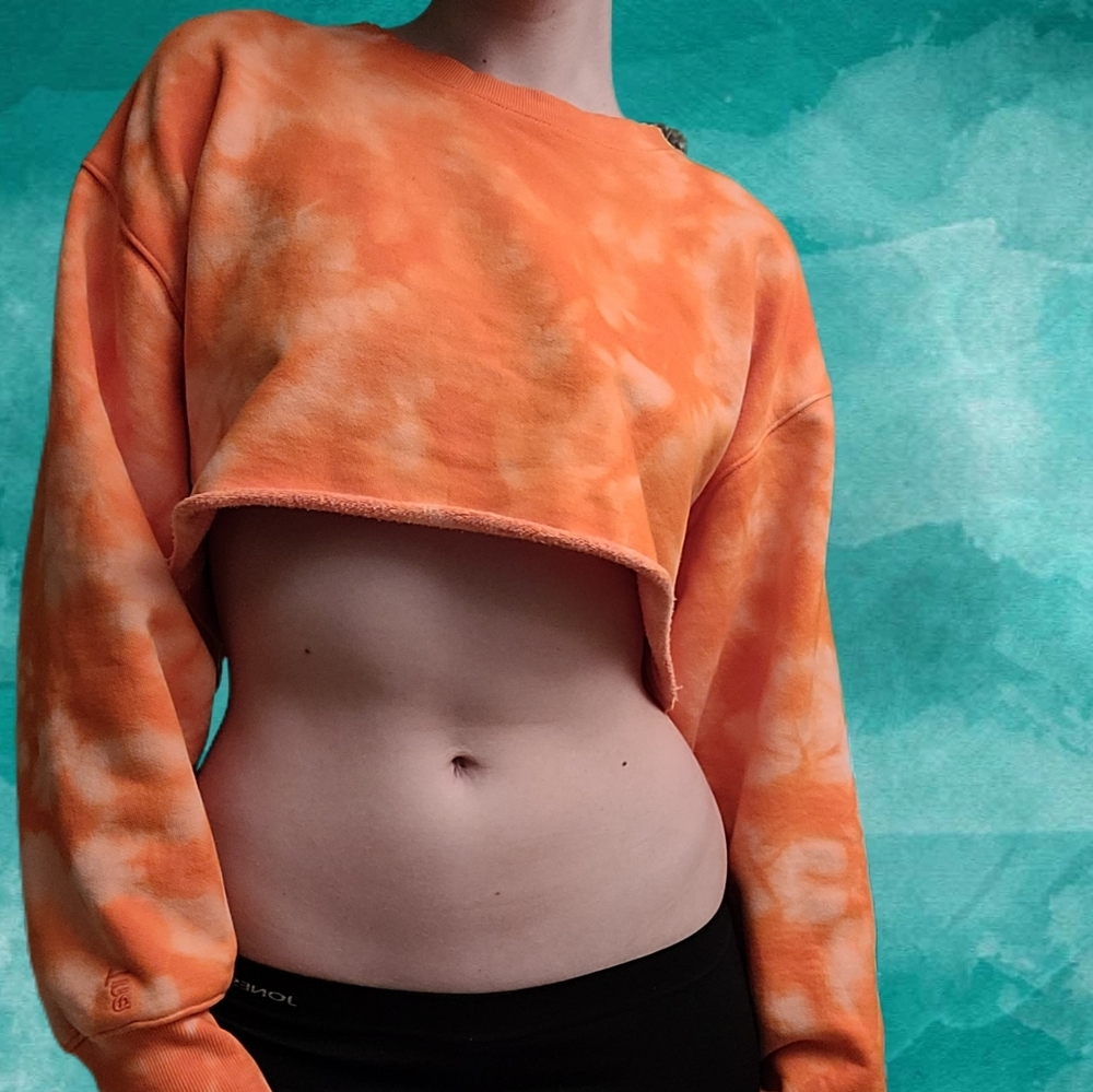 TNA COZY fleece cropped sweater in tye dye print